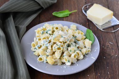 Ispanaklı makarna bir tablo