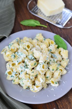 Ispanaklı makarna bir tablo