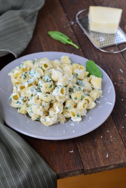 Ispanaklı makarna bir tablo