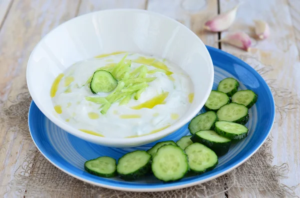 Йогурт тцадзікі соусом з огірком — стокове фото