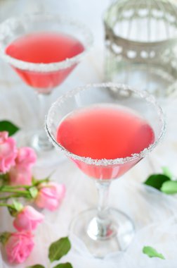 beyaz zemin üzerine Cosmopolitan kokteyli