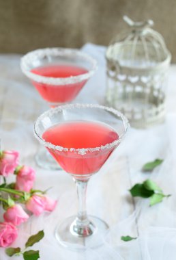 beyaz zemin üzerine Cosmopolitan kokteyli