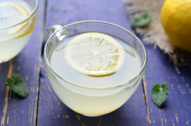 Mavi zemin üzerine limon içecek