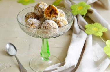 Havuç, Hindistan cevizi ve kurutulmuş meyve tatlı topları