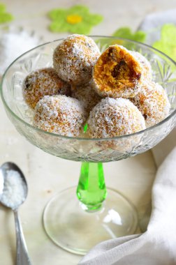 Havuç, Hindistan cevizi ve kurutulmuş meyve tatlı topları