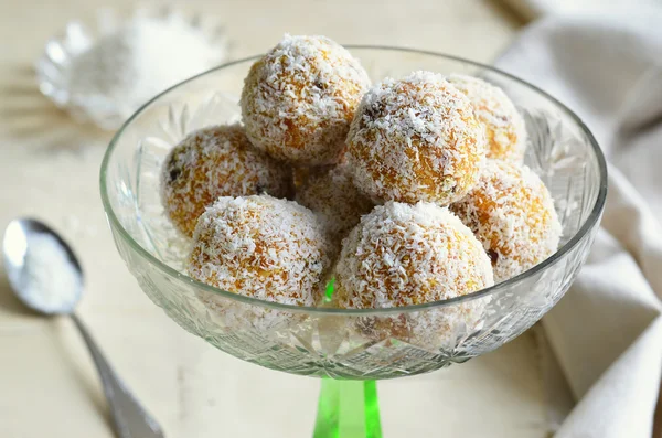 Zuckerbällchen mit Karotten, Kokosnüssen und Trockenfrüchten — Stockfoto