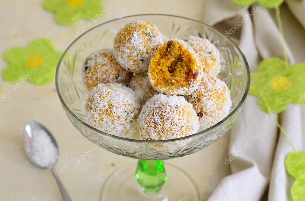 Carrot, Coconut and Dried Fruit Sweet Balls — Stock Photo © Julie208 100812844