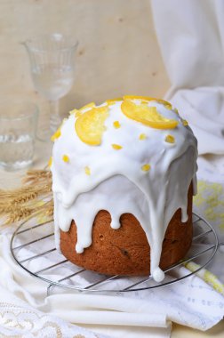 Paskalya kek, sırlı Kulich parçası