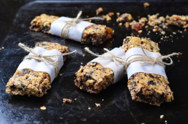 Granola barlar koyu arka plan üzerinde