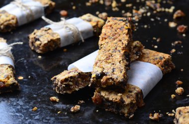 Granola barlar koyu arka plan üzerinde