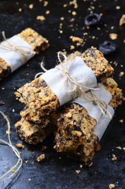 Granola barlar koyu arka plan üzerinde