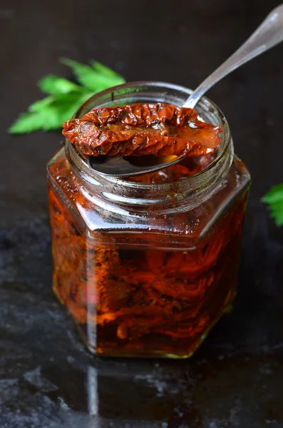 Sonnengetrocknete Tomaten mit Olivenöl im Glas — Stockfoto