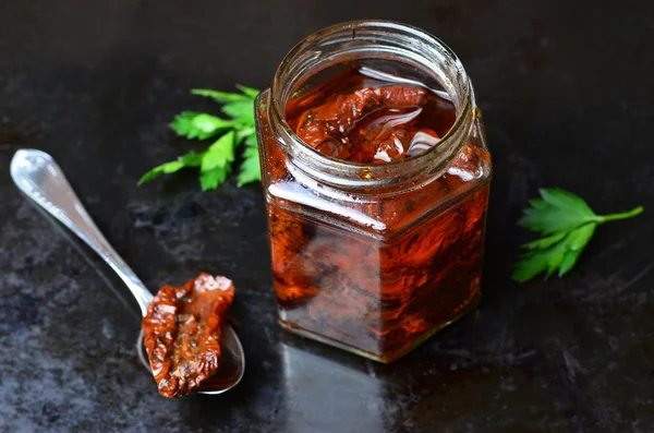 Zongedroogde tomaten met olijfolie in een pot — Stockfoto
