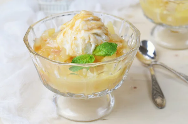 Dessert alla pera con gelato e caramello — Foto Stock
