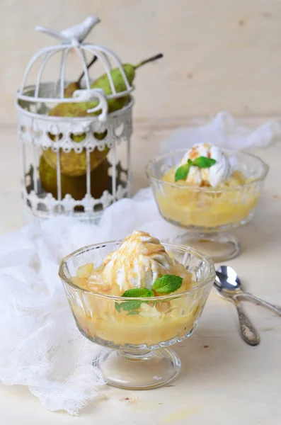 Dessert alla pera con gelato e caramello — Foto Stock
