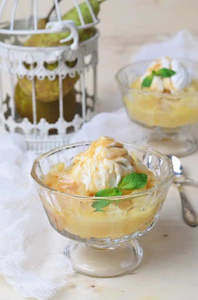 Dessert alla pera con gelato e caramello — Foto Stock