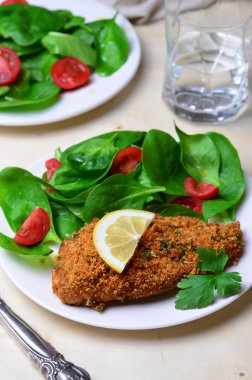 Ispanak salatası ile pişmiş tavuk göğsü 