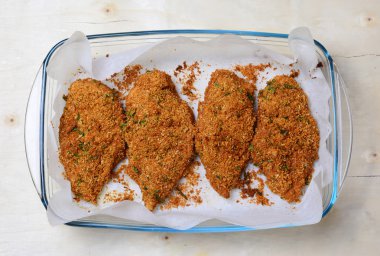 Pişmiş ekmek kırıntısı tavuk göğsü 