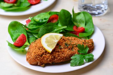 Ispanak salatası ile pişmiş tavuk göğsü 