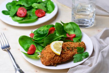 Ispanak salatası ile pişmiş tavuk göğsü 