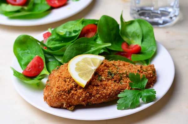 Ispanak salatası ile pişmiş tavuk göğsü 