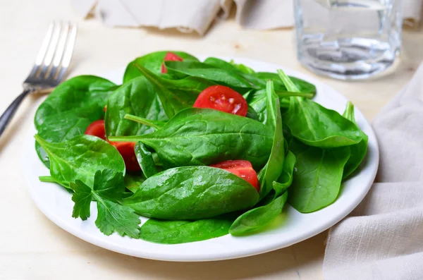 Kiraz domates ıspanak salatası