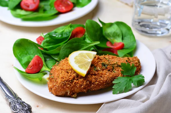 Ispanak salatası ile pişmiş tavuk göğsü 