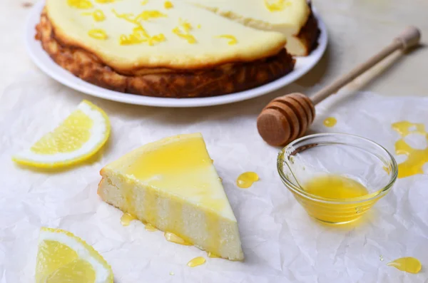 Лемон и медовый чизкейк — стоковое фото