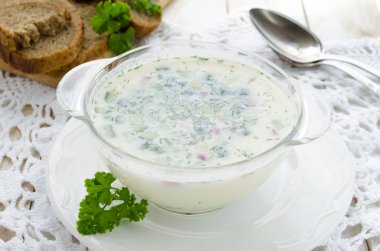 Soğuk taze sebze çorbası Okroshka 