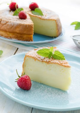 Nane ve çilek ile dekore edilmiş Japon peynirli kek