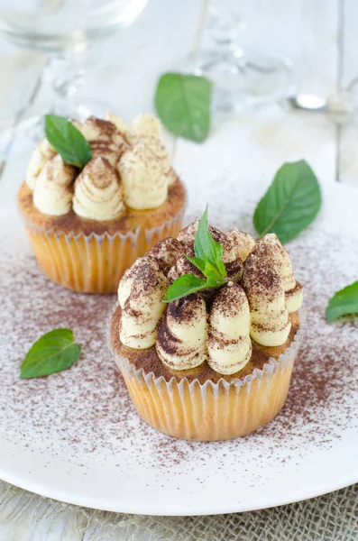 Cupcakes Tiramisu decorados com hortelã e cacau em pó — Fotografia de Stock