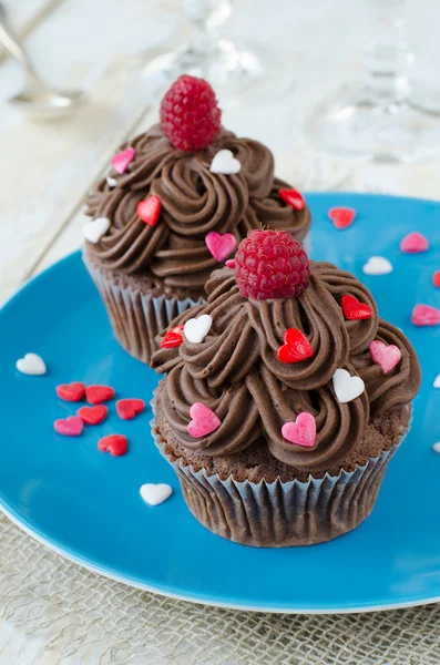 Bolinhos de chocolate decorados com corações de açúcar — Fotografia de Stock