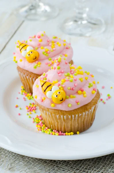 Cupcake fosco com creme rosa e decoração de açúcar — Fotografia de Stock