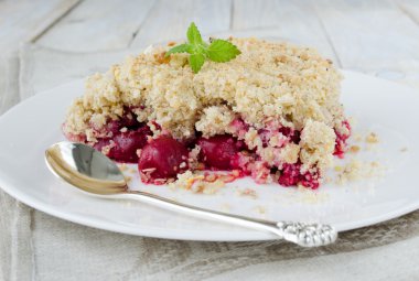 Kiraz pasta beyaz plaka üzerinde harap