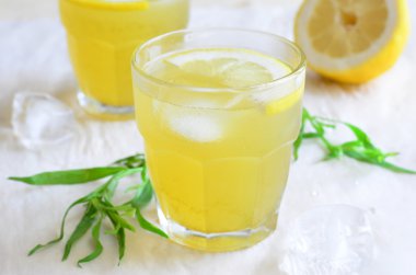 Tarhun limonata içmek