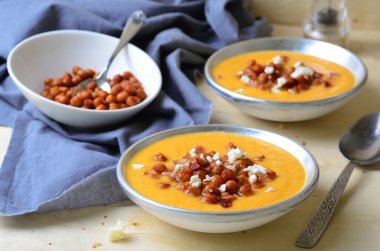 Nohut, pastırma ve beyaz peynir ile balkabağı çorbası