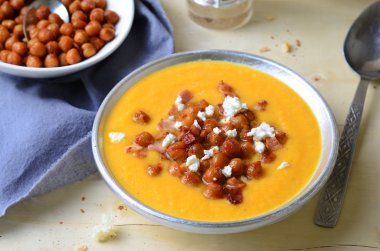 Nohut, pastırma ve beyaz peynir ile balkabağı çorbası