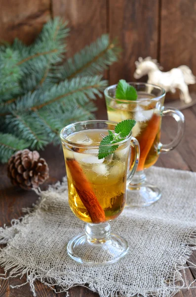 Cocktail di whisky su sfondo natalizio — Foto Stock