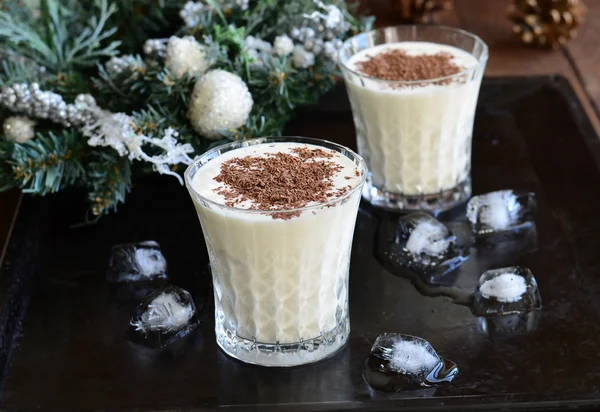 Eis-Cocktail auf weihnachtlichem Hintergrund — Stockfoto