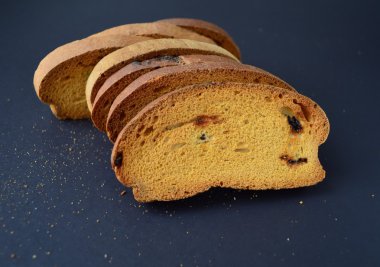 Rusk bisküvi siyah arka plan üzerine