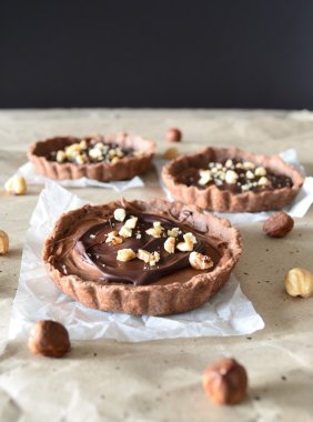 Krema ve fındık ile Çikolatalı tart