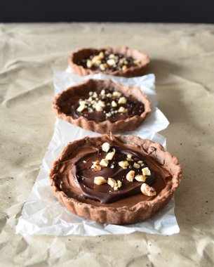 Krema ve fındık ile Çikolatalı tart