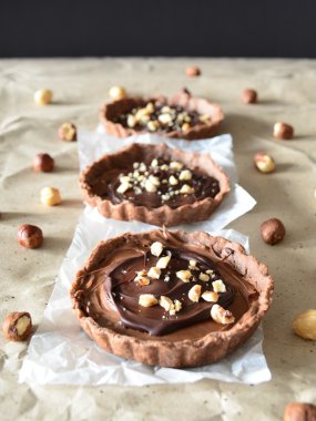 Krema ve fındık ile Çikolatalı tart