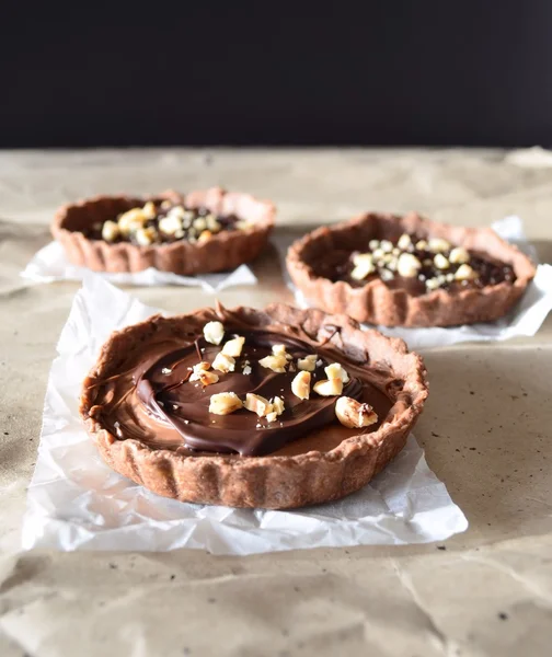 Шоколадні пироги з вершками та горіхами — стокове фото