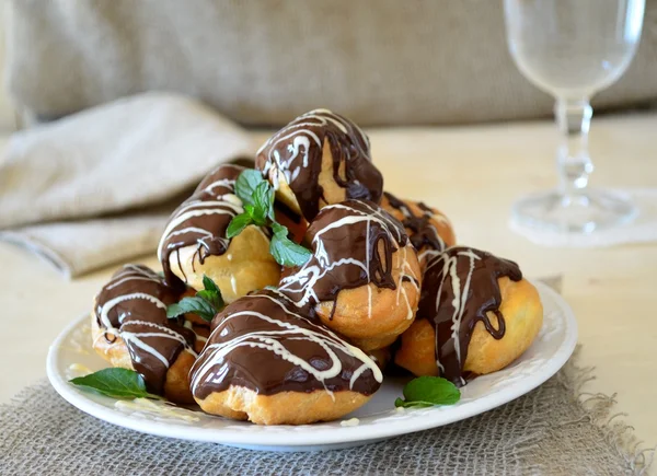 Profiteroler med mørk og hvid chokolade - Stock-foto