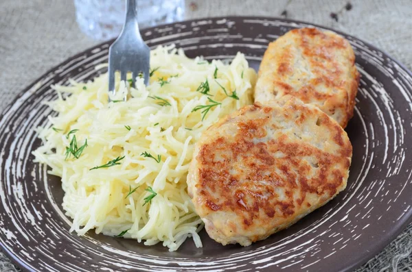 Escalope de viande coupée avec des nouilles — Photo