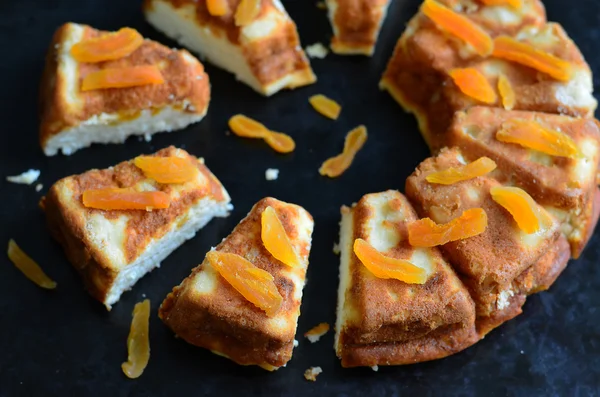 Коттедж с сыром и абрикосами — стоковое фото