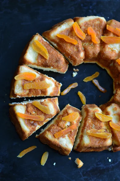 Сирний торт з абрикосами — стокове фото
