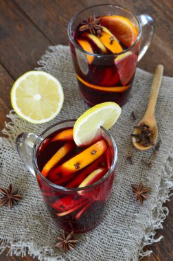 Portakal ve limon lezzet ile mulled şarap