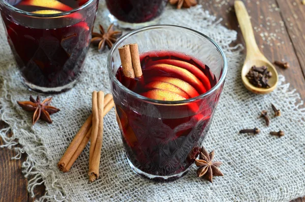 Mulled wine with lemon zest — Stock Photo, Image